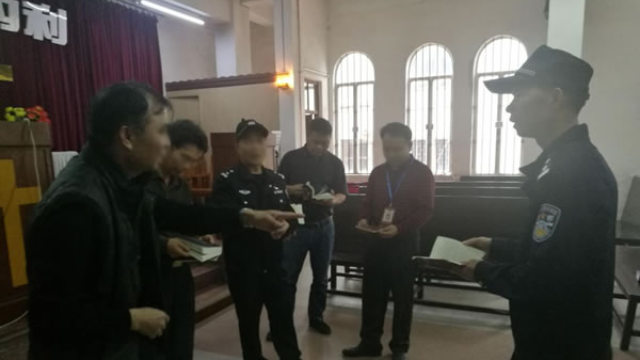 Oficiales de policía y funcionarios de la Agencia de Asuntos Religiosos inspeccionan un lugar religioso.