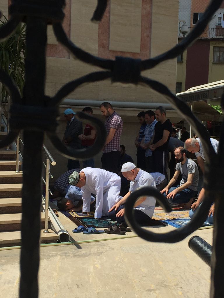 Uigures en las oraciones de los viernes en Zeytinburnu, un suburbio de Estambul. Observe el característico “dopa” o gorro bordado en el hombre igur que se encuentra en la fila frontal a la izquierda. Tienen la libertad de orar aquí mientras a sus hermanos en casa se les prohíbe asistir a las mezquitas y muchos han sido encarcelados por hacerlo.