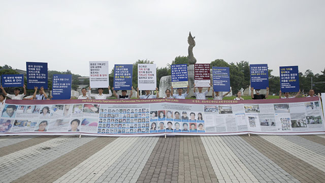 Una protesta silenciosa frente a la Casa Azul donde se denuncian los incontables crímenes de persecución religiosa por parte del PCCh.