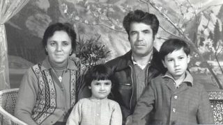 Chanisheff (izquierda), su esposo, Latif, y sus dos hijos, Kafiya y Azat. Fotografía tomada en épocas más felices.
