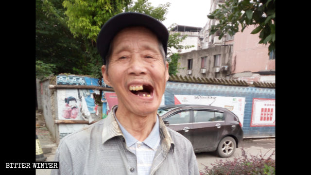 El Sr. Yan perdió varios dientes a causa de una golpiza propinada por matones a sueldo.
