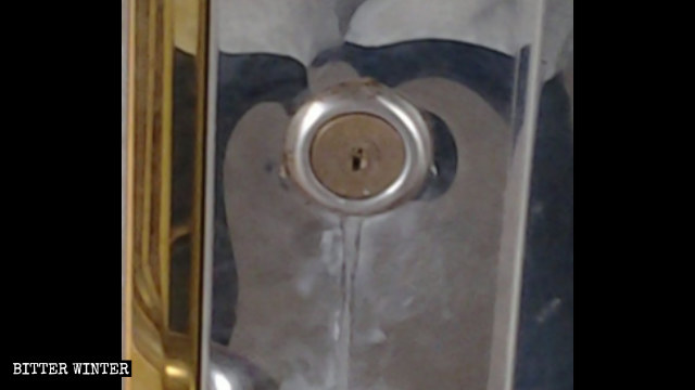 El cilindro de la cerradura de un lugar de reunión estaba cubierto con pegamento.