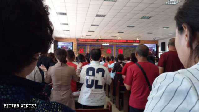 El equipo que promueve la sinificación del cristianismo lleva a cabo una reunión para creyentes en la provincia de Liaoning.