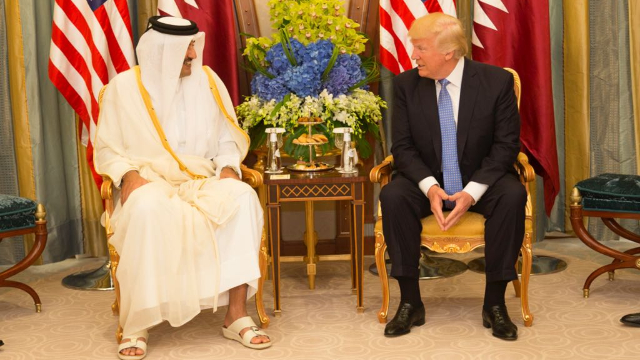 El gobernante de Catar, el emir Tamim bin Hamad al Zani, con el presidente de los Estados Unidos, Donald Trump.