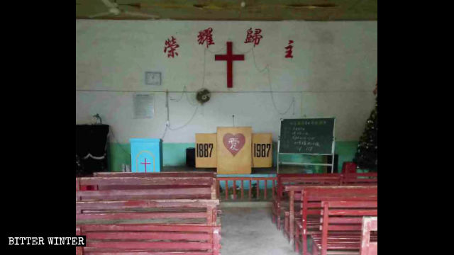 El interior de la iglesia de las Tres Autonomías en la ciudad de Zhangping que solicitó un permiso de reconstrucción, pero les fue negado.