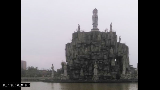 La Isla de Guanyin en el Templo de Wanfo de Fujian antes de que fuera cubierta por órdenes del Gobierno.