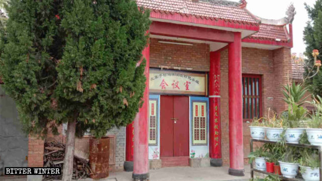 Las estatuas en el templo de Guan Di en la villa de Beizhaizi fueron cubiertas y se colocó un letrero que dice “Sala de reuniones grupales de la villa”.