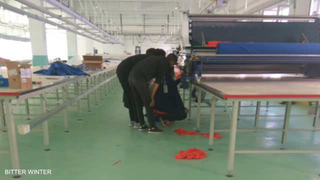 Las máquinas son probadas en una de las fábricas de trabajos forzados que ofrece un “trabajo apropiado” dentro del campamento de Yining.