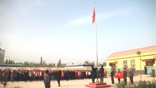 Las personas en una localidad de Xinjiang están organizadas para celebrar una ceremonia de izado de bandera