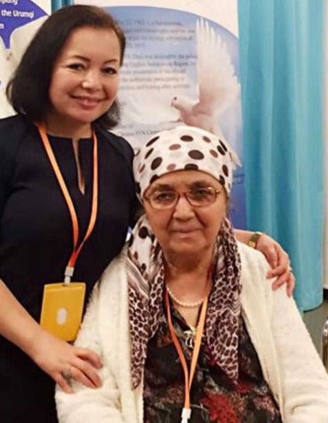 La traductora de La tierra bañada en lágrimas, Rahima Mahmut, una autora y música exiliada uigur, con la autora Söyüngül Chanisheff
