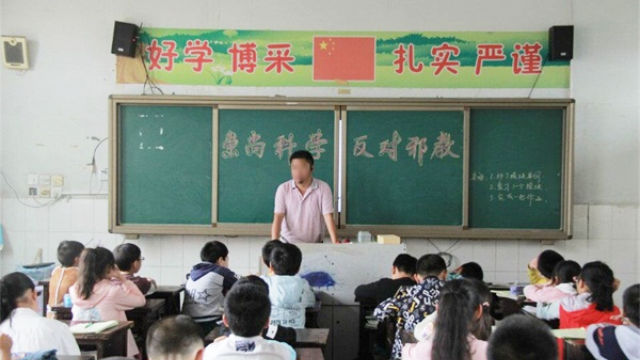 Reunión de un grupo de una escuela primaria acerca de la lucha en contra de las xie jiao.