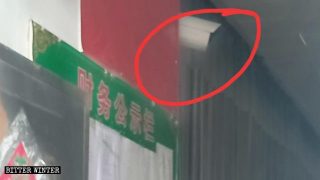 Se ha instalado una cámara de vigilancia afuera de una iglesia de las Tres Autonomías en la ciudad de Gao’an.