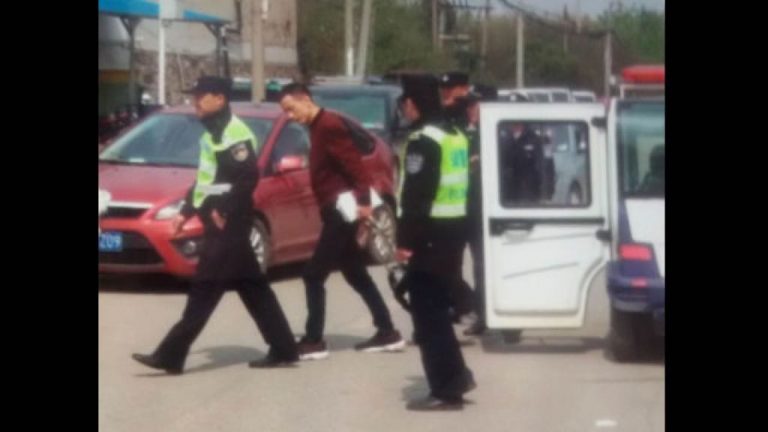 Un miembro de la Iglesia fue llevado por la policía por distribuir folletos del evangelio (fotografía extraída de WeChat).
