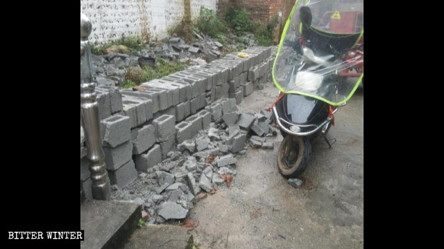 En el mes de junio, en la ciudad de Ji’an, las autoridades demolieron el muro exterior recientemente construido de un lugar de reunión perteneciente a la antigua Iglesia Local.