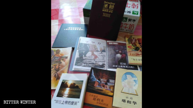 Algunos de los libros utilizados por el presbítero perteneciente a los testigos de Jehová coreano para predicar en la provincia de Shandong.