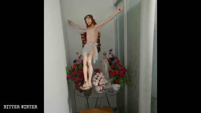 El crucifijo fue movido del salón principal a una habitación pequeña.