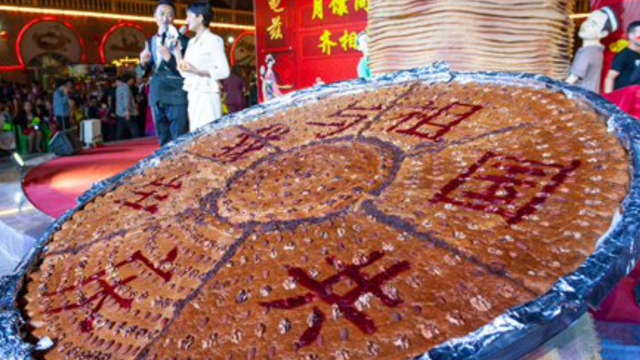 El gigantesco “nang” está listo para celebrar el aniversario del comunismo.