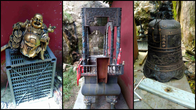 Estatuas taoístas, quemadores de incienso y una gran campana fueron abandonados bajo el alero del Templo de Ziyun.