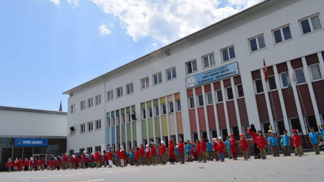Este año se ha roto el récord de alumnos inscritos y ahora han tenido que ocupar una sección de una escuela turca local.
