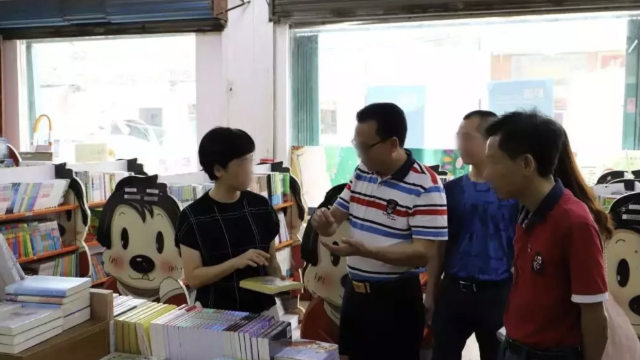 Funcionarios gubernamentales están inspeccionando publicaciones en una librería emplazada en la provincia de Cantón.