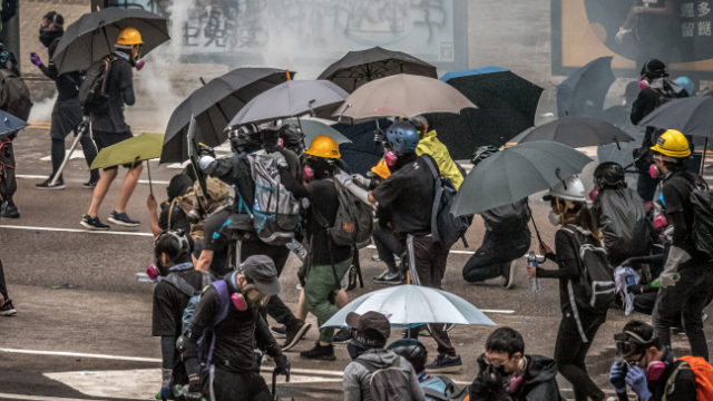 Los manifestantes y reporteros de Hong Kong necesitan máscaras faciales y paraguas para resistir los ataques con gas lacrimógeno perpetrados por la policía. (Studio Incendo-CC BY 2.0)
