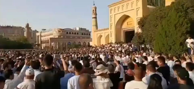 Los turistas chinos disfrutan de “danzas sagradas” falsas frente a la mezquita Id Kah.
