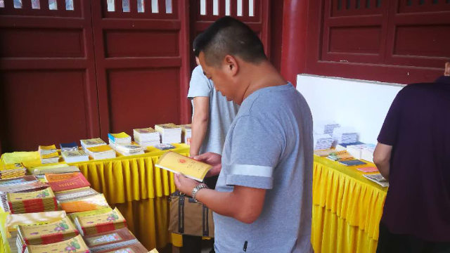Oficiales de policía están inspeccionando publicaciones budistas en un templo emplazado en una localidad de la provincia de Hubei.