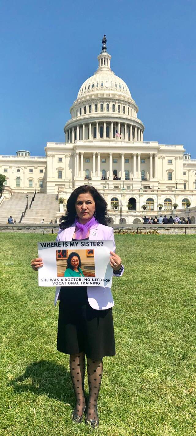 La señora Rushan Abbas, fundadora y presidente de "Campaña a favor de los uigures" se manifiesta en Washington, D. C. a favor de su hermana, la Dra. Gulshan Abbas.