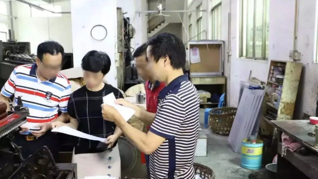 Una imprenta emplazada en la provincia de Cantón es inspeccionada por funcionarios.