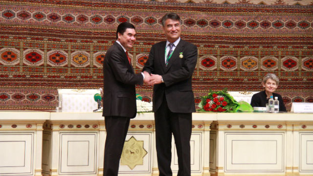 Tashpolat Tiyip acepta el Premio Internacional Magtymguly a menos del presidente de Turkmenistán, Gurbanguly Berdimuhamedow (izquierda).