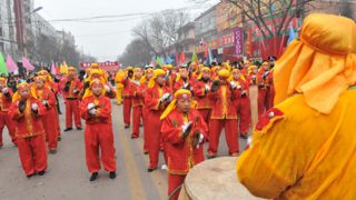 En la provincia de Shanxi, varias personas están tocando platillos como parte de las ofrendas para que llueva.