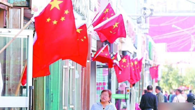 Calle Xinjiang llena de banderas