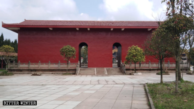 Cinco grandes estatuas que se hallaban situadas al aire libre fueron escondidas en el patio del templo taoísta.