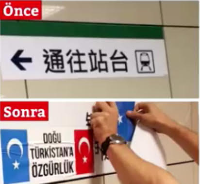 Debajo de las instrucciones para dirigirse a la plataforma del tranvía escritas en mandarín, un simpatizante turco pega las banderas de Turquestán Oriental y de Turquía.