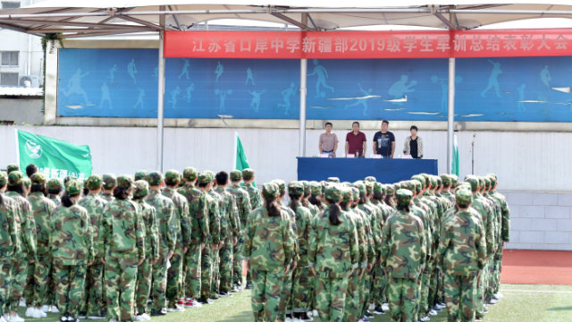 El entrenamiento militar también es obligatorio para los estudiantes de Sinkiang en la preparatoria Kou’an.
