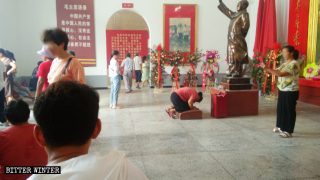 Gente rindiendo culto en un salón conmemorativo a Mao Zedong emplazado en el distrito de Liangyuan de la ciudad de Shangqiu.