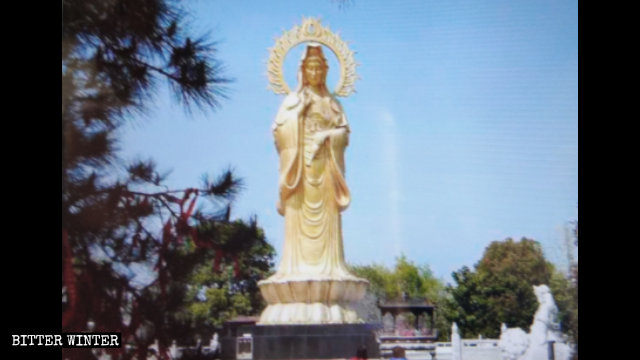 La estatua central de la composición en la Isla de Kwan Yin medía 18 metros de altura.