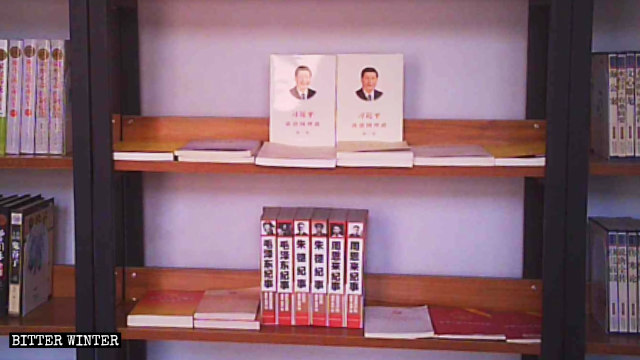 Libros "rojos" exhibidos en las estanterías de la biblioteca de una iglesia de las Tres Autonomías emplazada en Zhengzhou.