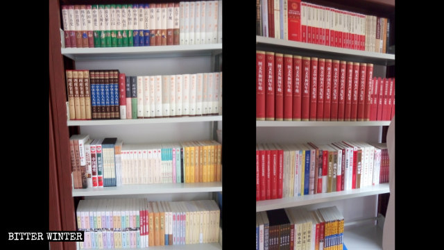 Libros sobre Xi Jinping en la biblioteca de una iglesia de las Tres Autonomías emplazada en la ciudad de Zhengzhou.