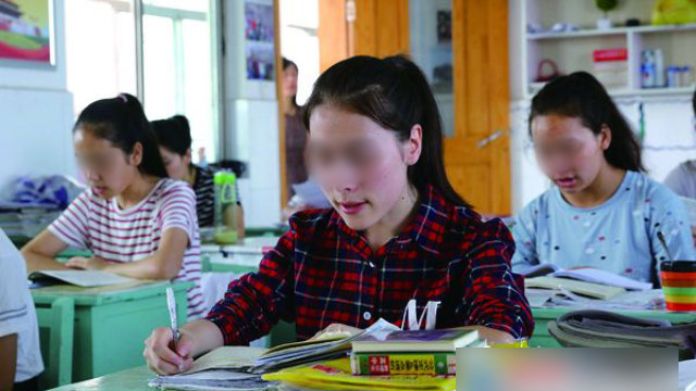 Los estudiantes de Sinkiang están estudiando en la Preparatoria de Lianyungang en la provincia de Jiangsu.