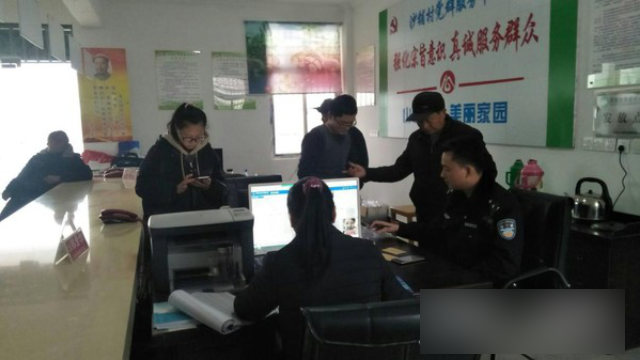 Oficiales de la estación de policía de Qingcao de la ciudad de Tongcheng, en la provincia de Anhui, están recolectando muestras de ADN de los residentes.