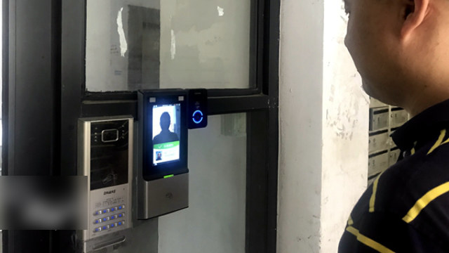 Sistema de control de acceso con reconocimiento facial instalado en una comunidad inteligente del distrito de Xihu de la ciudad de Hangzhou