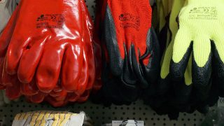 Detenidos por enviar por correo guantes y timbres a Hong Kong