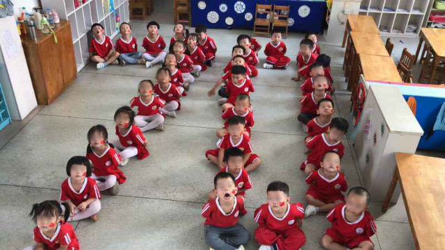 Antes del Día Nacional, los niños de jardín de infantes de la provincia de Jiangxi fueron organizados para que llevaran a cabo una formación en forma del número "70".