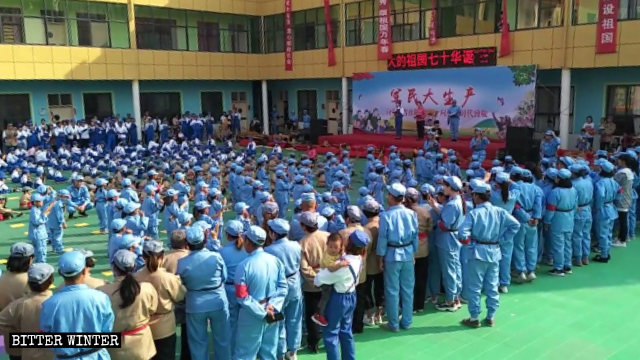 El 29 de septiembre, los niños y padres de un jardín de infantes emplazado en la ciudad de Changge, de la provincia de Henán, se vieron obligados a participar en actividades patrióticas de padres e hijos.