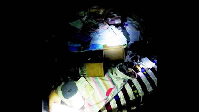 Artículos procedentes de un lugar de reunión de la IDT emplazado en Pingdu que fueron confiscados por la policía el 1 de noviembre.