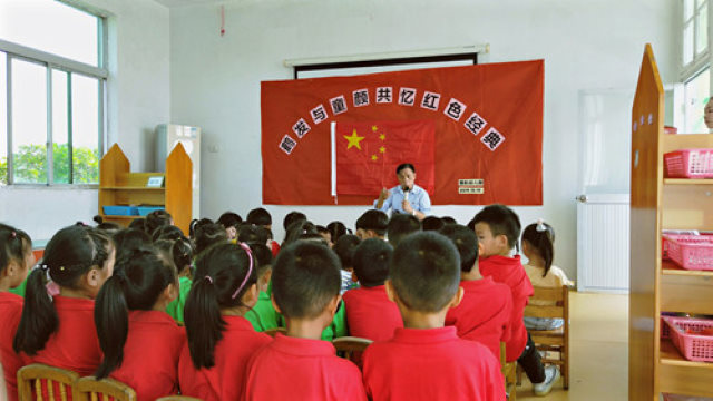 En un jardín de infantes emplazado en el distrito de Dongtou, en Wenzhou, provincia de Zhejiang, una maestra les cuenta una historia "roja" a los niños.