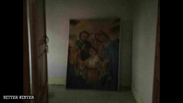 La pintura de la Virgen María con el Niño Jesús fue arrojada a un rincón.