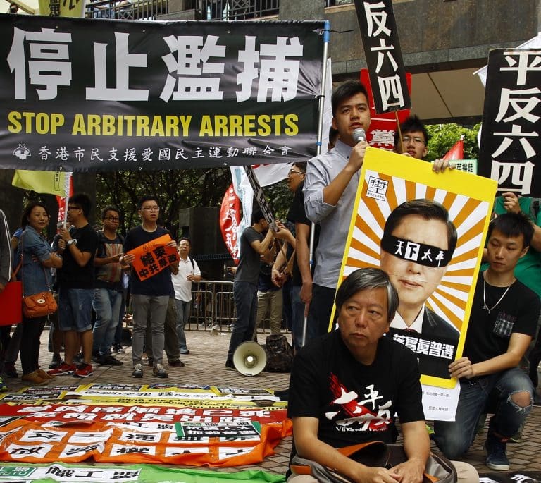 Lee Cheuk yan (sobreviviente de la masacre de Tiananmén) en la protesta en Hong Kong.