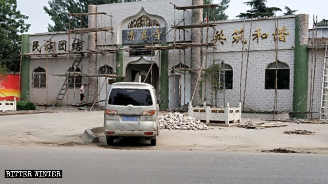 Los pilares y las cúpulas situados en la entrada de la mezquita han sido demolidos.